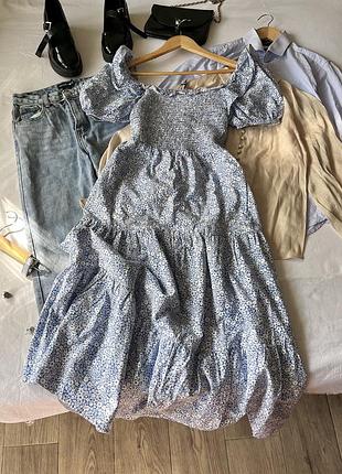 Біло-блакитна ярусна сукня у квіти ярусна