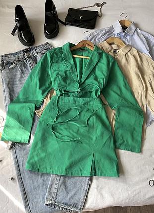 Зелена сукня із завʼязками з відрізною талією