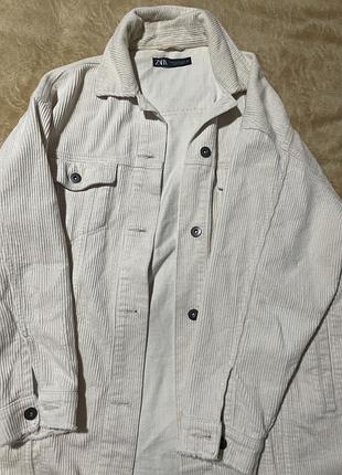 ✨ стильна куртка-сорочка від zara. колір: молочний . матеріал: вельвет – теплий та приємний на дотик. ідеально підходить для осені та весни