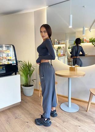 Базовий жіночий брючний костюм