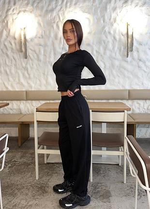 Базовий жіночий брючний костюм