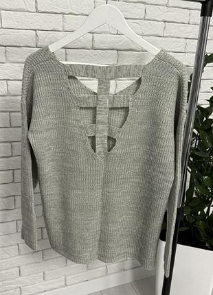 Сірий теплий жіночий светр з вирізом на спині виріз на зуб