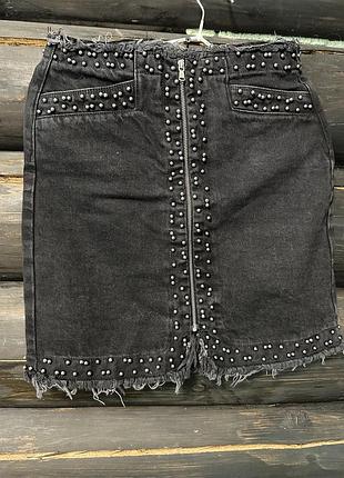Чорна джинсова спідниця river island, на молнії, декорована намистинами, розмір s, m, 6