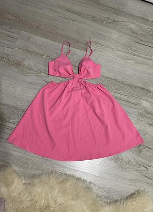 Літня сукня з відкритою спиною