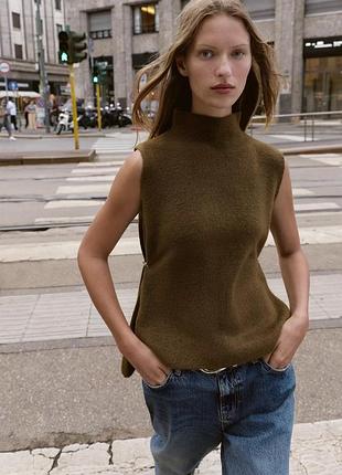 Асимметричный трикотажный топ с боковыми аппликациями