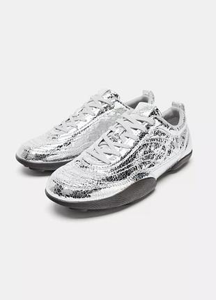 Спортивная обувь с металлизированным эффектом