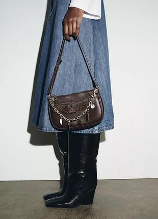 Минисумка через плечо с шармами