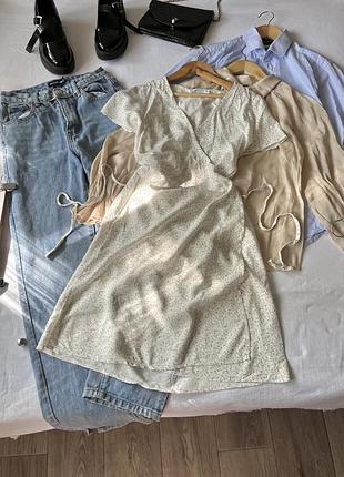 Біло-сіра літня сукня у квіти на запах