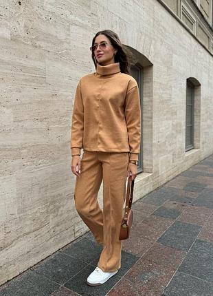 Женский брючный прогулочный костюм