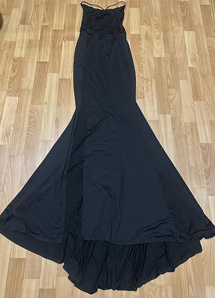 Надзвичайне плаття зі шлейфом