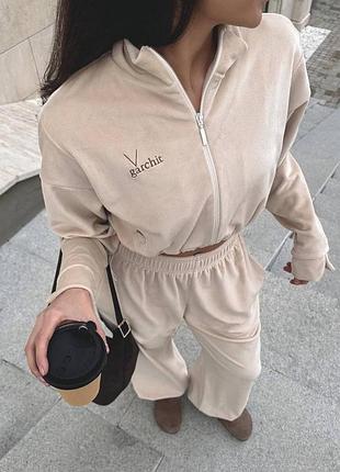 Стильный велюровый костюм с вышивкой