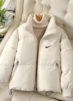 Стильна зимова куртка на затяжках