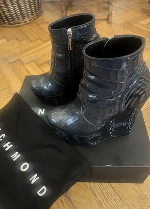 Ботільйони (півчоботи, черевики) john richmond на танкетці темно-синього кольору