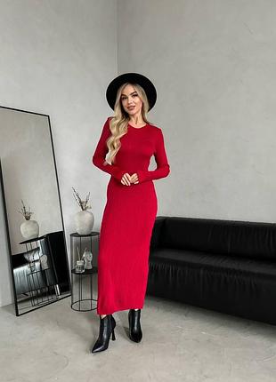 Яскрава сукня для осінніх похмурих днів 🥂