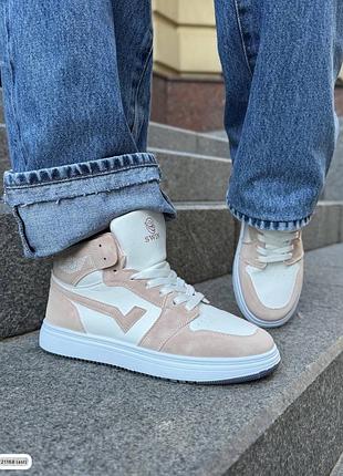 Кросівки жіночі