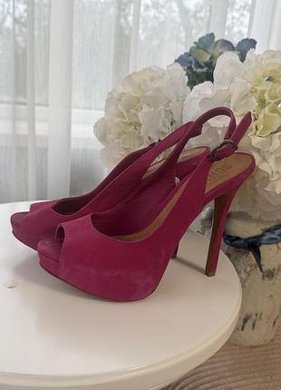 Малинові босоніжки каблук 13 см платформа 3 см в гарному стані