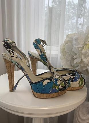 Босоніжки на каблуці дуже єфектні і зручні