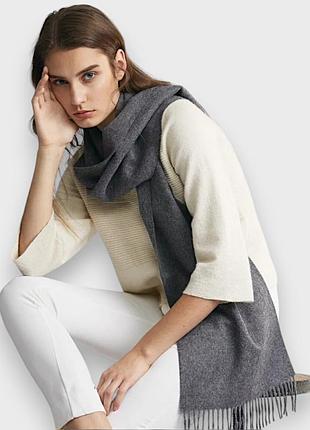 Серый объемный шарф с бахромой