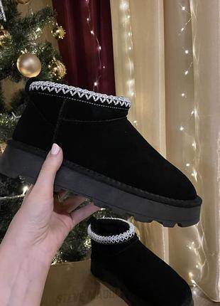 Жіночі зимові уги угги угі уггі чорні з вишивкою низькі замшеві натуральний замш