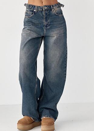 Широкі прямі джинси з затяжками на поясі