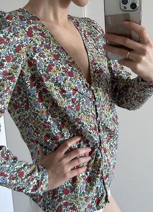 Блузка з довгим рукавом, v-подібним вирізом і квітковим принтом