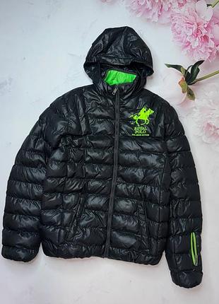 Тёплая деми куртка  есть карманы, высокий ворот, капюшон прячется.