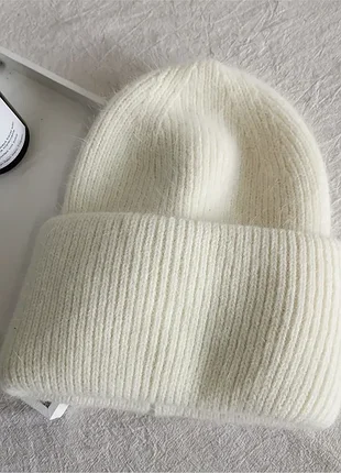 Шапка біла зимова жіноча ангорова м’яка з підворотом тепла базова універсальна