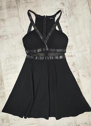 Черное платье с экокожаными вставками и сеткой, стильное мини