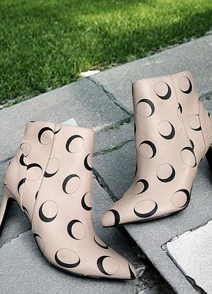 Ботильйони на підборах з гострим носком