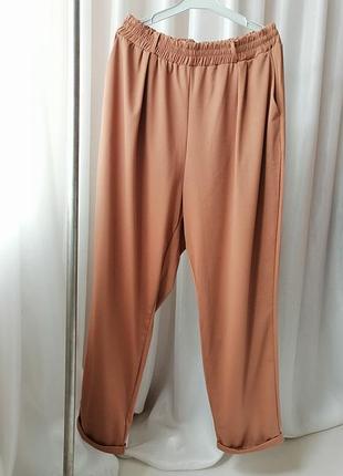 Брюки-трикотаж высокая посадка на резинке с карманами, отлично тянутся размер на бирке указана двойная 60-62 талия 80 см тянется на 144 см, сте