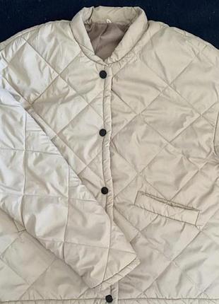 Бежевая стеганая курточка