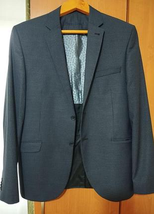 Брючный костюм синего цвета, состояние красиво. размер 48 м