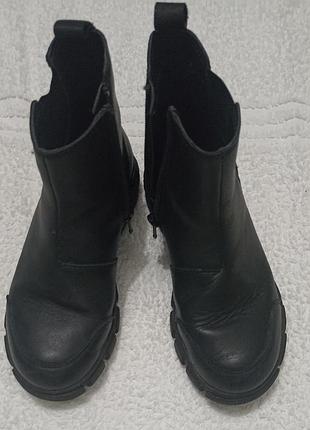 Сапожки осенние, черные, классические, с одной стороны замок, в с другой резинка, 32 размер, clarks