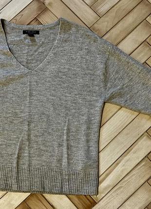 Светр з v-подібним вирізом від amisu