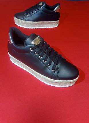 Жіночі кеди на платформі guess, розмір 39, довжина устілки 25 см, стан нового взуття, виробник італія