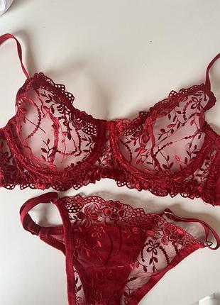 Червоний комплект жіночої білизни