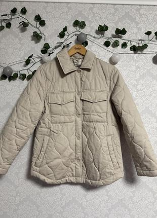 Осіння стьобана куртка в бежевому кольорі