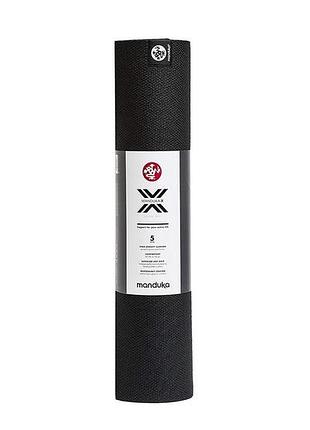 Чёрный коврик для фитнеса manduka x, размеры 180x61x0.5 см.