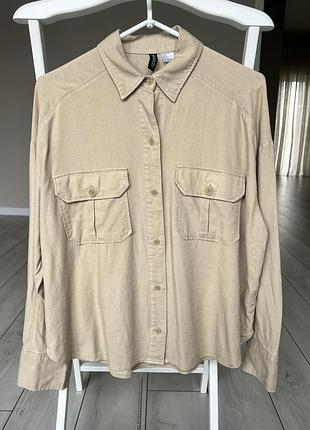 Бежева сорочка з накладними кишенями
