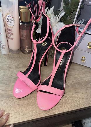 Лаковый ярко розовые туфли 35-36р
