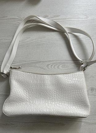 Біла сумочка з екошкіри