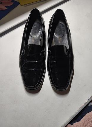 Лаковые кожаные туфли лоферы