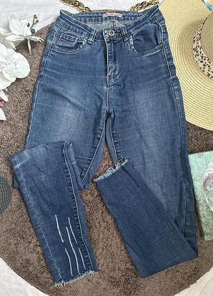 Джинси облягаючі