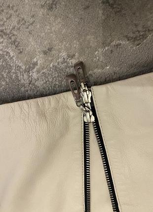 Шкірна куртка(натуральна шкіра),є великий капюшон,  розмір 42(s), не підійшла через розмір, ніколи не носилася