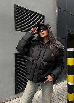 До -20❄ зимова матова тепла стьобана куртка утеплена синтепухом зі з'ємним капішоном і високим воротом з накладними кишенями