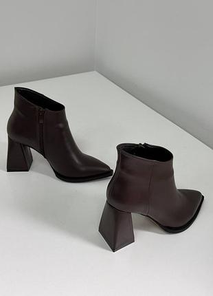 Демисезонные кожаные ботильоны на каблуке