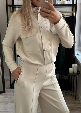 Стильный брючный костюм, укороченный жакет и широкие брюки палаццо, бомбер, брюки, спортивный