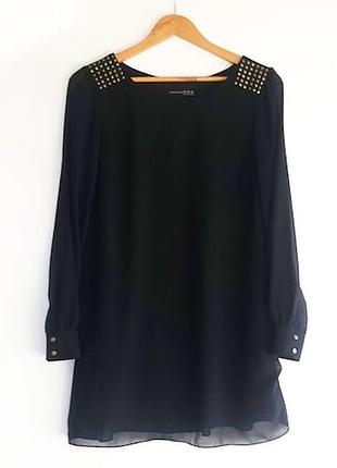 Женская черная удлиненная блуза свободного кроя со стразами с длинным прозрачным рукавом от бренда atmosphere