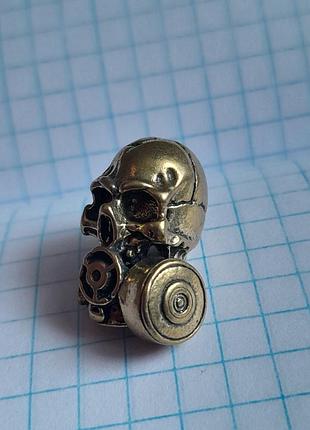 Намистина череп в противогазі