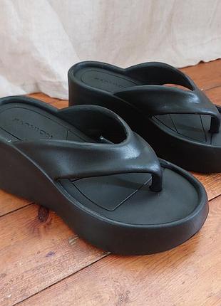 Легкие шлепанцы черные на платформе